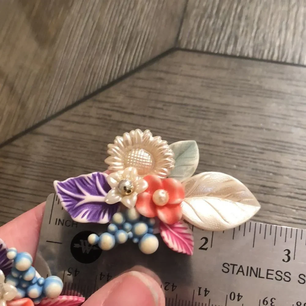 Vintage 80’s - 90’s Acrylic Pearlized Flower Cluster Clip Earring.